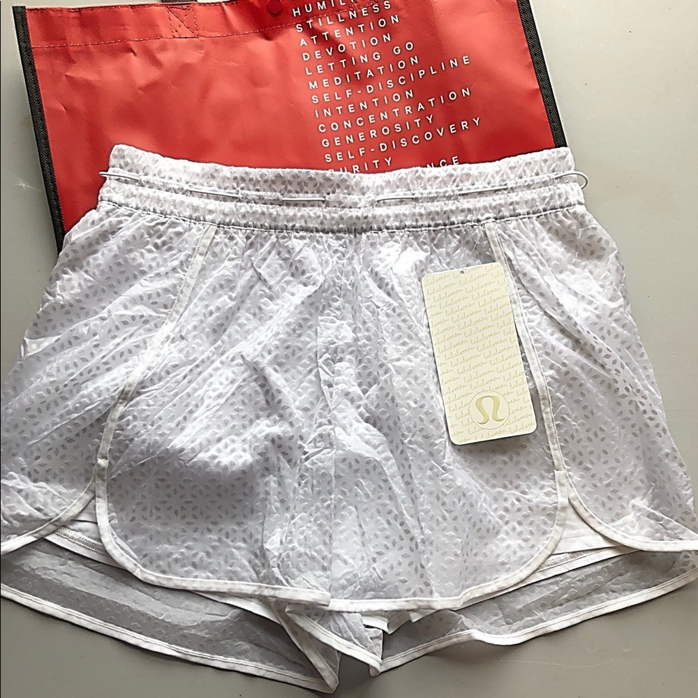JUST IN✔️NWT LULULEMON HIGH RISE SHORT - Picture 2 of 8